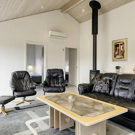 8 Person In Vaeggerlose-by Traum